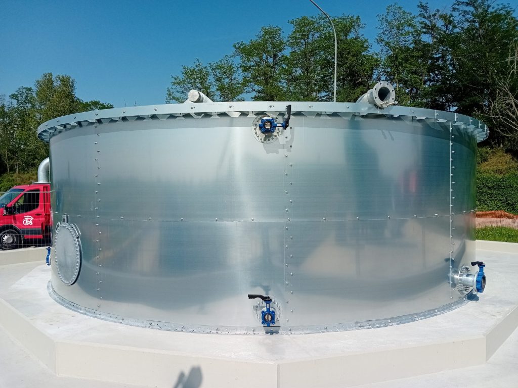 Serbatoio cilindrico orizzontale in acciaio con attacchi industriali.